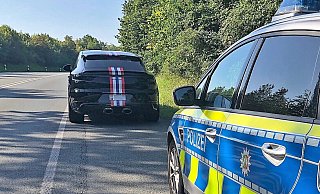 Auf der B252 bei Warburg wurden die Sportwagen kontrolliert. - Kreispolizeibehörde Höxter