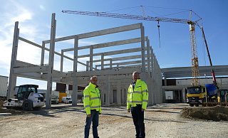 Udo Kranz (l.), Leiter Produktion und Technik und Thorsten Ruhnke, Geschäftsführer, auf der Baustelle. Hier soll bis Ende des Jahres eine neue Produktions- und Lagerhalle entstehen. - Benedikt Riemer