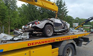 Der Oldtimer war nach dem Unfall nicht mehr fahrbereit und musste abgeschleppt werden. Beide Insassen aus dem Kreis Gütersloh befinden sich aktuell im Krankenhaus. - Pascal Leseine