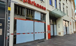 Am Tag danach ist die Fensterfront abgeklebt und mit einem Polizeiabsperrband versehen. - Viktoria Bartsch