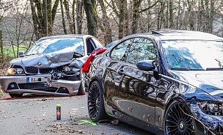 Schwer demoliert wurden die beteiligten Autos. - Paul Brinkmann