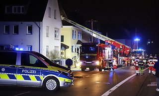 Drehleiter-Einsatz: Während der Löscharbeiten kam es zur Straßensperrung. - Charlotte Mahncke