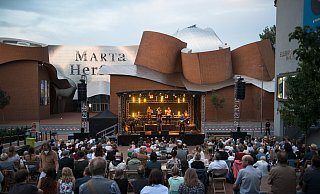 Mit Open-Air-Konzerten vor dem Marta soll am 17. und 18. Juni der 10. Geburtstag des Musik Kontor gefeiert werden. Die Veranstalter hoffen auf Konzerte ohne Sitzplatzzwang mit Platz für jeweils 700 Besucher. - Ralf Bittner