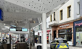 Die Polizei eilte am Freitagvormittag mit vier Streifenwagen einer Mieterin am Jahnplatz zu Hilfe. - Mike Dennis Müller