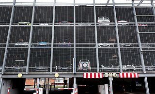 Im modernen Elsbach-Parkhaus sollen zehn Lademöglichkeiten für E-Fahrzeuge entstehen. - Frank-Michael Kiel-Steinkamp