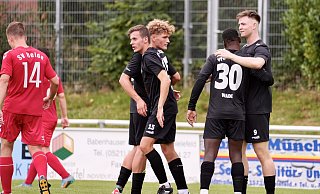 Theesens Siegtorschütze Mattis Beckmann (r.) bekommt Gratulationen von seinen Teamkollegen. - Peter Unger