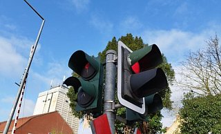 Autos haben Rot - und Fußgänger auch. So sollte es eigentlich nicht sein. Die wichtige Bedarfsampel am "Dixi" ist derzeit defekt. - Andre Schneider