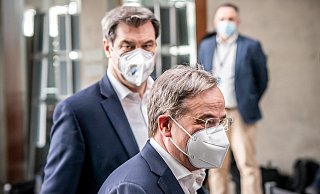Markus Söder (CSU, hinten) und Armin Laschet (CDU) liefern sich einen Machtkampf um die Kanzlerkandidatur. - picture alliance/dpa