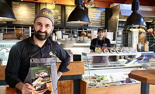 Alaattin Demir (l.) und Donald Breetz im Deli im Herzen von Mennighüffen. - Anthea Moschner