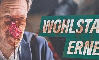 Ein sehr unappetitlich beschmiertes Großplakat bei Beverungen haben die Grünen entdeckt. - Grüne
