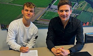 Vertrag unterzeichnet: SVR-Geschäftsführer Alexander Müller (r.) begrüßt Neuzugang Marco Hober am Wiehen. - SV Rödinghausen