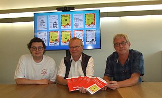 SPD-Stadtverbandsvorsitzender Fabian Golanowsky (v. l.), er half beim Layout, Ideengeber Hartmut Stickan und Verfasser Holger Czitrich-Stahl vor einer kleinen Tafel mit den Titelseiten einzelner Ausgaben von "Klassenbuch". - Karsten Schulz SPD-Stadtverbandsvorsitzender Fabian Golanowsky (v. l.), er half beim Layout, Ideengeber Hartmut Stickan und Verfasser Holger Czitrich-Stahl vor einer kleinen Tafel mit den Titelseiten einzelner Ausgaben von "Klassenbuch". - Karsten Schulz