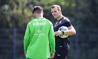 Kommunikativ: Carsten Rump (r.) hat in seinen ersten Tagen als Cheftrainer des SV Rödinghausen viele Gespräche mit den Spielern geführt. - Noah Wedel