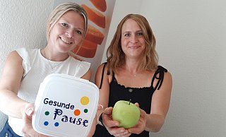 Ernährungsberaterin Vanessa Beile (l.) und Mitarbeiterin Miriam Fischer. - Dieter Scholz