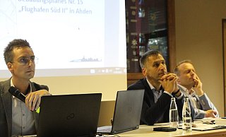 Am Bürgerdialog haben auch (v.l.) Andre Stadermann, Leiter der Abteilung Planen/Bauen der Stadt, Bürgermeister Burkhard Schwuchow und Christian Moll, Geschäftsführer der Niederlassung Chefs Culinar West, teilgenommen. - Johannes Büttner