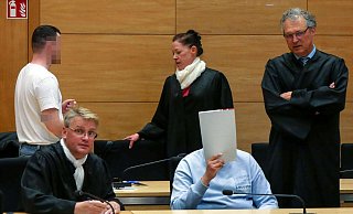Zwei der vier Verurteilten mit ihren Anwälten im Bielefelder Landgericht. - Kristoffer Fillies