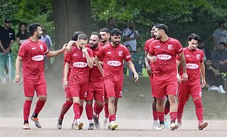 Türk Sports Furkan Ars (2.v.l.) wird von seinen Mitspielern zu seinen beiden Toren im Derby gegen den SC Hicret beglückwünscht. Am Ende setzte sich der FC 2:1 beim SC durch. - Peter Unger