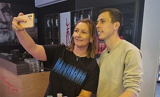 Zeit für ein Selfie: SCP-Kapitän Ron Schallenberg mit Melanie Busch beim Meet&Greet der Fanaktion. - Yannick Sonntag