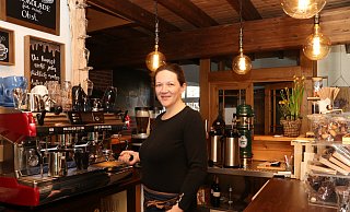 Adine Abrams wagte im Februar 2023 den Schritt in die Selbstständigkeit und eröffnete im ehemaligen Kaffeehus im Strohe in Tonnenheide ihr Café Schokoladine. - Sonja Rohlfing