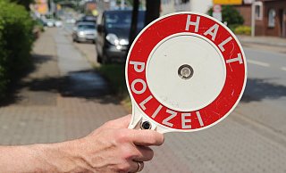 Mit der erhobenen Kelle steigt bei vielen Autofahrern auch der Puls. - Noah Matzat