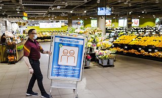 Bei der Debatte über weiterhin bestehende Corona-Maßnahmen wird vor allem über die Maskenpflicht diskutiert. - picture alliance/KEYSTONE