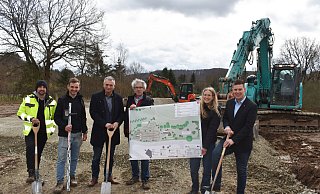 Auf der Baustelle: Dennis Fischer (Tiefbauamt, v. l.), Maximilian Büttner (Geschäftsführer dirtways), Bürgermeister Burkhard Deppe, Karl Scheili und Stefanie Klein (beide Planungsbüro Stadt und Natur, Kassel) und Michael Scholle, 1. Beigeordneter. - Stadt