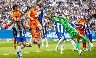 Berlins Torwart Tjark Ernst (r.) pariert einen Ball gegen Sven Michel (3. v. l.) vom SC Paderborn 07. - Andreas Gora/DPA