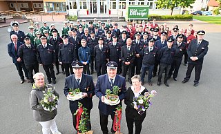 Marianne und Theo Büse (vorn; v. l.), Jürgen und Martina Hagenow wurden vom gesamten Löschzug würdig verabschiedet. - Thomas Kube/Feuerwehr Höxter