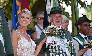Das Königspaar Jürgen und Nicole Schlenke führt die Festlichkeiten im Höxteraner Ortsteil an. - Thomas Kube