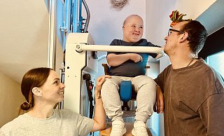 Mareike (l.) und David Thalau (r.) freuen sich mit Sohn Lenjo über den Treppenlift, den sie jetzt in ihrem Eigenheim einbauen lassen konnten. - Dennis Bleck