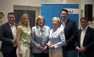 Die drei CDU-Kreisvorsitzenden Lars Brakhage (Lippe), Joachim Ebmeyer (Herford) und Oliver Vogt (Minden-Lübbecke) mit den drei Bewerberinnen Verena Mertens (v. l.), Angelika Westerwelle und Anne Deter. - Felix Eisele