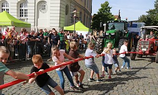 Die Landjugend eröffnete das Trecker-Ziehen und erntete tosenden Applaus von den Zuschauern, die sich dicht gedrängt an den Absperrgittern das Spektakel aus nächster Nähe anschauten. - Claus Frickemeier