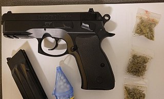 Eine Softair-Pistole mit Munition sowie mehrere Tütchen mit Betäubungsmittel hatte der junge Mann in seinem Besitz. - Polizei