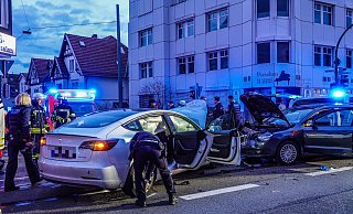 Es kam zur Frontalkollision auf der Detmolder Straße in Höhe August-Bebel-Straße. Mehrere Personen sind verletzt. - Paul Brinkmann