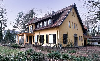 Das Gebäude ist zur "Geistervilla" verkommen: Die frühere Villa der Unternehmer-Familie Wirus an der Yorckstraße steht seit Monaten leer, der Garten wuchert zu. Die Zukunft des Areals am Mohns Park ist derzeit ungewiss. - Andreas Frücht