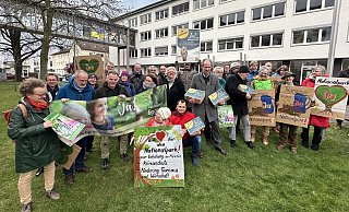Haben genug Unterschriften: Die Initiatoren und Unterstützer des Bürgerbegehrens für einen Nationalpark vor der Abgabe der Unterschriften im Kreishaus. - Ralf T. Mischer