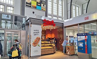 Mitarbeiter räumen die Ditsch-Filiale im Bielefelder Hauptbahnhof ein. - Simon-Friedrich Seifert