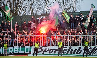 Münsters Fans mit Pyrotechnik im Wiehenstadion. - Joel Beinke