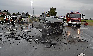 Viele kleine Einzelteile des Peugeots liegen auf der Straße. - Polizei Hameln-Pyrmont/Holzminden