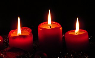 Adventskränze stellen auch außerhalb der Weihnachtszeit eine Brandgefahr dar. In Spenge führte das diese Woche zu einem Feuerwehreinsatz. - Pixabay