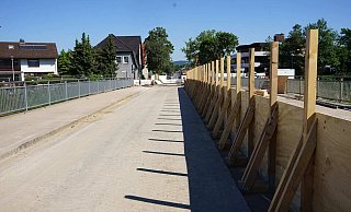 Diese Holzwand dient als Sichtschutz, die linke Hälfte der Flutmuldenbrücke wird in den nächsten Tagen abgerissen. - Sven Johanning, Straßen NRW