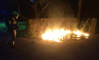 Die Feuerwehrleute begannen sofort mit dem Löschen der Brände. - Feuerwehr Paderborn