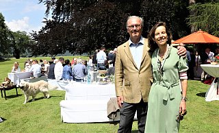 Viktor Herzog von Ratibor und seine Frau Alexandra beim Gartenfest. 60 wurde er Ende März, zehn wird der Welterbetitel für Corvey in diesem Juni. - Simone Flörke
