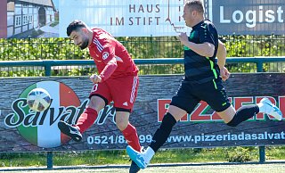 Szene aus dem Spiel Schildesche gegen Ubbedissen mit Umut Cirakoglu (l., VfL) und Viktor Dietrich. Foto: Andreas Zobe - Andreas Zobe