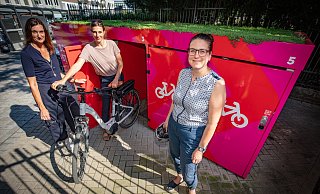 Zeigen, wie die neue Fahrradgarage funktioniert: (v.l.) Anja Klett und Liv Nilsson (Velodepo) und Barbara Choryan (Stadt). - Mike-Dennis Müller / www.mdm.photo