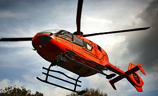 Das Auto der 85-jährigen Bielefelderin prallt gegen einen Baum. Christoph 13 ist im Einsatz. Symboldbild REttungshubschrauber Foto: Sarah Jonek - Sarah Jonek