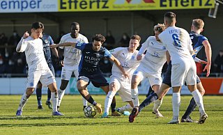 Said Harouz (Mitte) wurde ab der 34. Minute zum belebenden Element im Spiel des SC Wiedenbrück. Er trat den Freistoß, der zum 1:1 Ausgleich durch Kaptan führte. - Daniel Bremehr