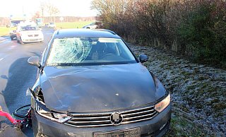 Der 74-Jährige war bei dem Unfall gegen die Windschutzscheibe des VW Passat geprallt und erlitt tödliche Verletzungen. - Polizei Minden-Lübbecke