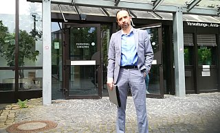 Der Lübbecker Vassilios Panoutsos sah sich zu Unrecht verantwortlich gemacht für die Zwischenfälle in der Niedernstraße und ging wegen der Ausweitung der Sperrstunde für seine Bar Liquid vor Gericht. - Frank Hartmann