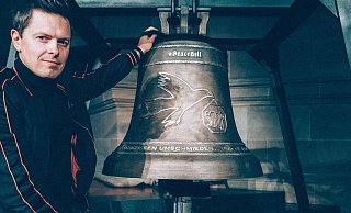 Michael Patrick Kelly stellt unter anderem seine #PeaceBell in der Gaukirche aus. - Andreas Nowak